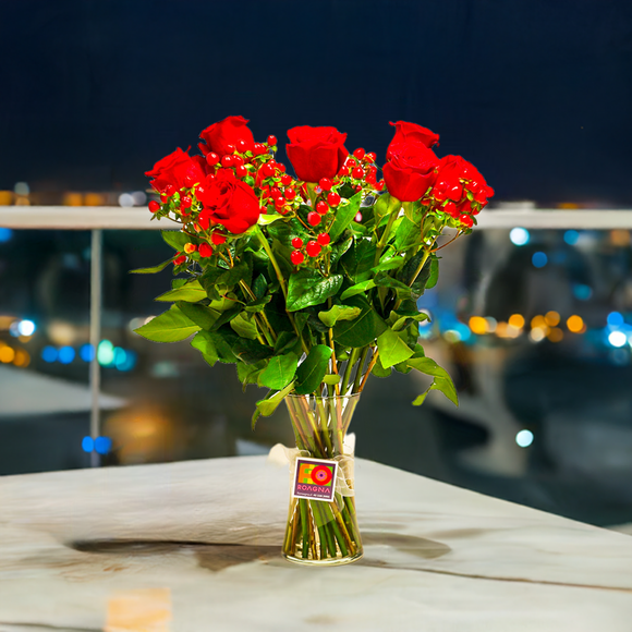 FLORERO DE 12 ROSAS ROJAS E HYPERICUM
