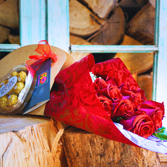 PACK 12 ROSAS ROJAS CON CHOCOLATE FERRERO DE CORAZON