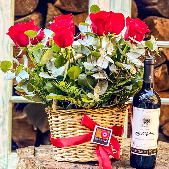 PACK CANASTO 12 ROSAS ROJAS + BOTELLA DE VINO ORGÁNICO LAS MULAS